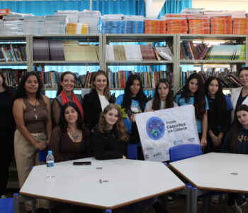 O Clube de Ciências Lumina foi anfitrião das atividades da Semana Nacional de Ciência e Tecnologia. Na foto, cinco alunas clubistas do Ensino Médio, a professora Vanina Roncaglio e as articuladoras Leila Freire e Bettina Heerdt, além das alunas de iniciação científica da Rede de Clubes de Meninas (Foto/Talula)