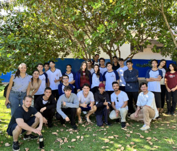 Alunos clubistas do clube Robótica, do Colégio Estadual Olavo Bilac, de Itambé, juntamente do professor coordenador Gilmar e agentes pedagógicos dos Clubes NAPI Paraná Faz Ciência (Foto/Arquivo Pessoal)