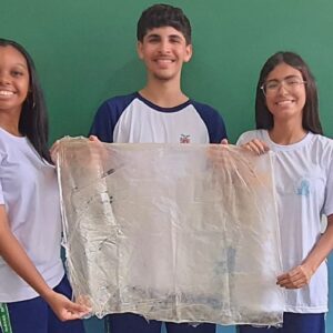 Bioplástico feito de amido de milho pelos alunos, Laritiely está à direita (Foto/Arquivo pessoal)