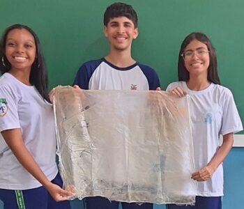 Bioplástico feito de amido de milho pelos alunos, Laritiely está à direita  (Foto/Arquivo pessoal)