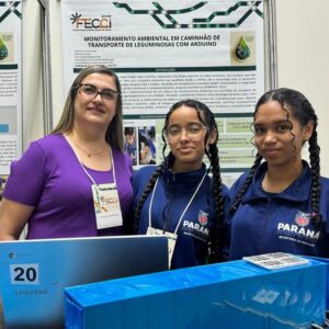 Professora Ana Paula e as estudantes Camily e Gleisiely destacam o protagonismo estudantil e a iniciação científica no Clube Pesquisa-Ação, de Inajá (Foto/arquivo pessoal)