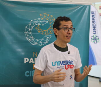 Rodrigo Arantes Reis, articulador do NAPI Paraná Faz Ciência no evento Universo UFPR 2026               (Foto/Camila Lozeckyi)