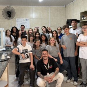 Estudantes do Clube dos Quatro Elementos, de Prudentópolis, junto com o palestrante Lucas Fedumenti (Foto/Mathias Trindade)