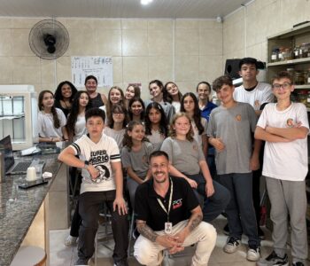 Estudantes do Clube dos Quatro Elementos, de Prudentópolis, junto com o palestrante Lucas Fedumenti (Foto/Mathias Trindade)