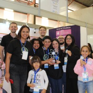 Membros do Clube ‘Conexão e Sustentabilidade’ com representantes da UTFPR na Feira “6º Vale da Ciência” (Foto/Diego Luiz Rodrigues)
