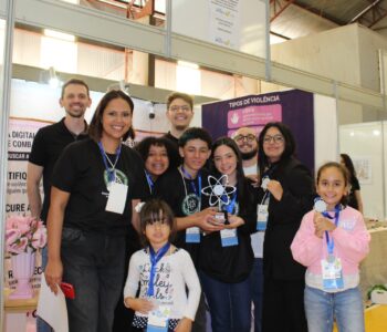 Membros do Clube ‘Conexão e Sustentabilidade’ com representantes da UTFPR na Feira “6º Vale da Ciência” (Foto/Diego Luiz Rodrigues)