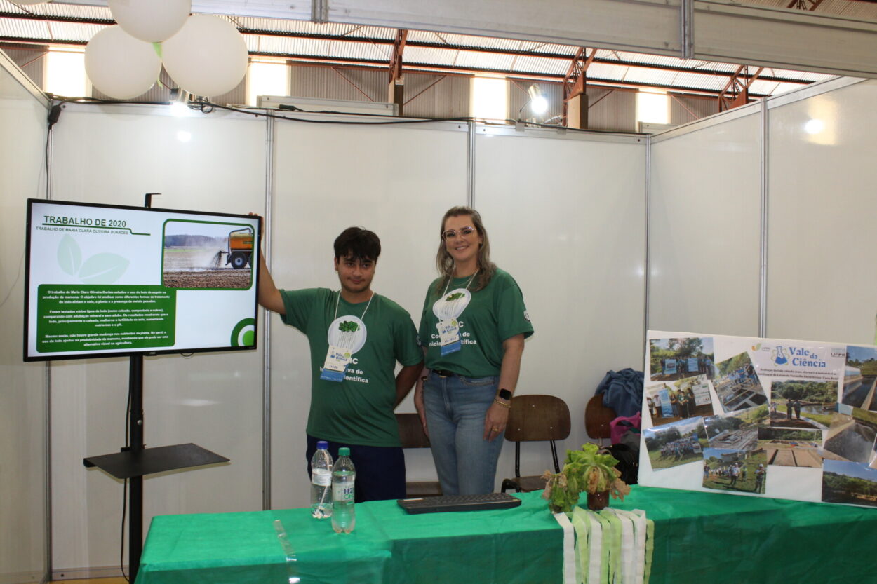 A galeria reúne momentos do 6º Vale da Ciência, feira promovida pela Universidade Federal do Paraná (UFPR) por meio do Câmpus Avançado de Jandaia do Sul. As imagens registram os estandes dos projetos dos clubes de ciências e seus autores em um pavilhão amplo, caracterizado por sua estrutura metálica aparente e pela iluminação natural que entra pelas laterais superiores.