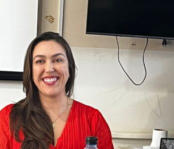 Professora Doutora Camila Maria Sitko explicando sua trajetória na ciência (Foto/Arquivo pessoal)