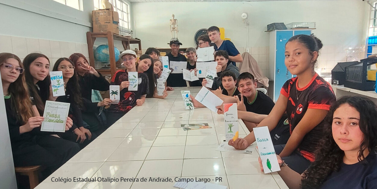 A galeria reúne momentos do clube do Colégio Estadual Otalípio Pereira de Andrade, em Campo Largo. As imagens registram os membros no laboratório da escola e ao ar livre em diferentes etapas, destacando a construção da maquete da fossa ecológica.