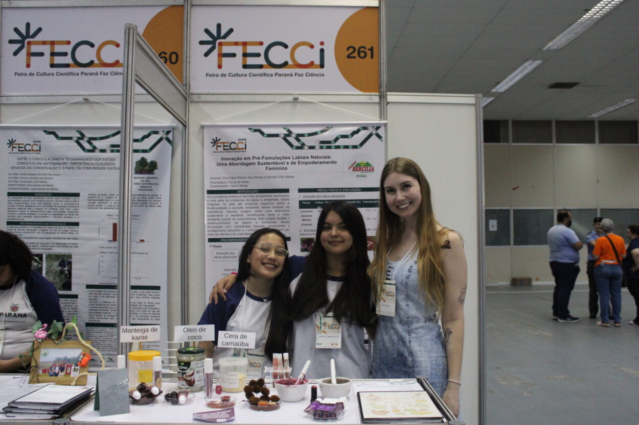 As fotos mostram os clubistas dos diferentes clubes em diferentes momentos de suas trajetórias, em especial, durante apresentações em feiras e mostras. Na primeira fotos, dois estudantes estão em seu estande na FECCI, apresentando o trabalho a duas pessoas de costas, cercados por banners e outros materiais expositivos. Na segunda, três clubistas também estão se apresentando, porém, não estão em um estande com paredes e sim atrás de uma mesa, também com muitos itens expositivos, durante o Paraná Faz Ciência em 2025. Na terceira foto, os clubistas estão posando para foto em uma sala de aula, à sua frente, uma grande mesa com saquinhos de chá, folders informativos e uma lavanda em um jarro d’água. Na quarta fotografia, várias alunas apresentam seu trabalho relacionado a hidroponia, a sua frente, um protótipo de horta hidropônica. Na quinta foto, os clubistas do ODS em Ação estão lado a lado, olham para a câmera e sorriem, o ambiente é de um laboratório de química. Na penúltima fotografia, duas estudantes e duas professoras estão ao lado de um quadro nego com os escritos “Clube Área XXIII”. Na última imagem fotográfica, as três representantes do HF Maker sorriem, elas estão em seu estande da FECCI, a sua frente, seus produtos cosméticos e atrás seu banner encontra-se pendurado.