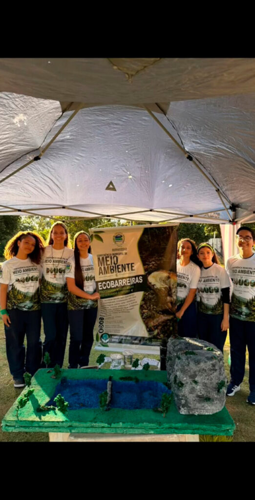 A galeria mostra momentos da Conferência Municipal do Meio Ambiente. As fotos têm como cenário as dependências da Escola Humberto de Alencar Castelo Branco e o Lago Municipal de Borrazópolis. As imagens registram os participantes e dão foco às ações dos alunos do Clube de Ciências Jovens pelo Clima em vários momentos: recepcionando o público, auxiliando os palestrantes e apresentando o projeto do clube. Também há registros gerais que mostram toda a comunidade reunida, incluindo estudantes, professores e palestrantes.