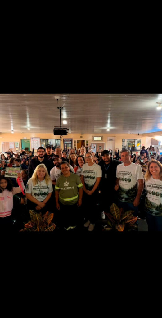 A galeria mostra momentos da Conferência Municipal do Meio Ambiente. As fotos têm como cenário as dependências da Escola Humberto de Alencar Castelo Branco e o Lago Municipal de Borrazópolis. As imagens registram os participantes e dão foco às ações dos alunos do Clube de Ciências Jovens pelo Clima em vários momentos: recepcionando o público, auxiliando os palestrantes e apresentando o projeto do clube. Também há registros gerais que mostram toda a comunidade reunida, incluindo estudantes, professores e palestrantes.