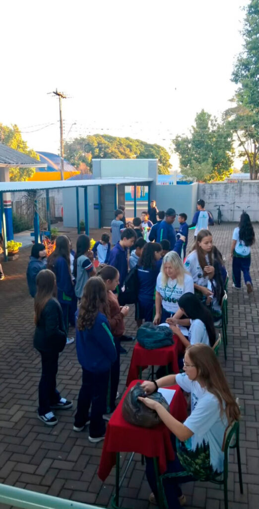 A galeria mostra momentos da Conferência Municipal do Meio Ambiente. As fotos têm como cenário as dependências da Escola Humberto de Alencar Castelo Branco e o Lago Municipal de Borrazópolis. As imagens registram os participantes e dão foco às ações dos alunos do Clube de Ciências Jovens pelo Clima em vários momentos: recepcionando o público, auxiliando os palestrantes e apresentando o projeto do clube. Também há registros gerais que mostram toda a comunidade reunida, incluindo estudantes, professores e palestrantes.