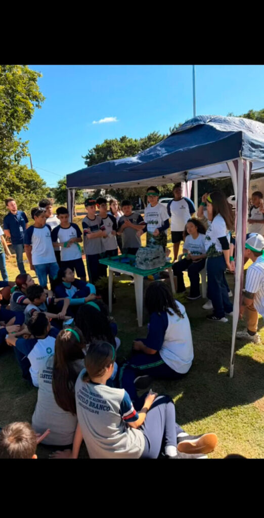 A galeria mostra momentos da Conferência Municipal do Meio Ambiente. As fotos têm como cenário as dependências da Escola Humberto de Alencar Castelo Branco e o Lago Municipal de Borrazópolis. As imagens registram os participantes e dão foco às ações dos alunos do Clube de Ciências Jovens pelo Clima em vários momentos: recepcionando o público, auxiliando os palestrantes e apresentando o projeto do clube. Também há registros gerais que mostram toda a comunidade reunida, incluindo estudantes, professores e palestrantes.