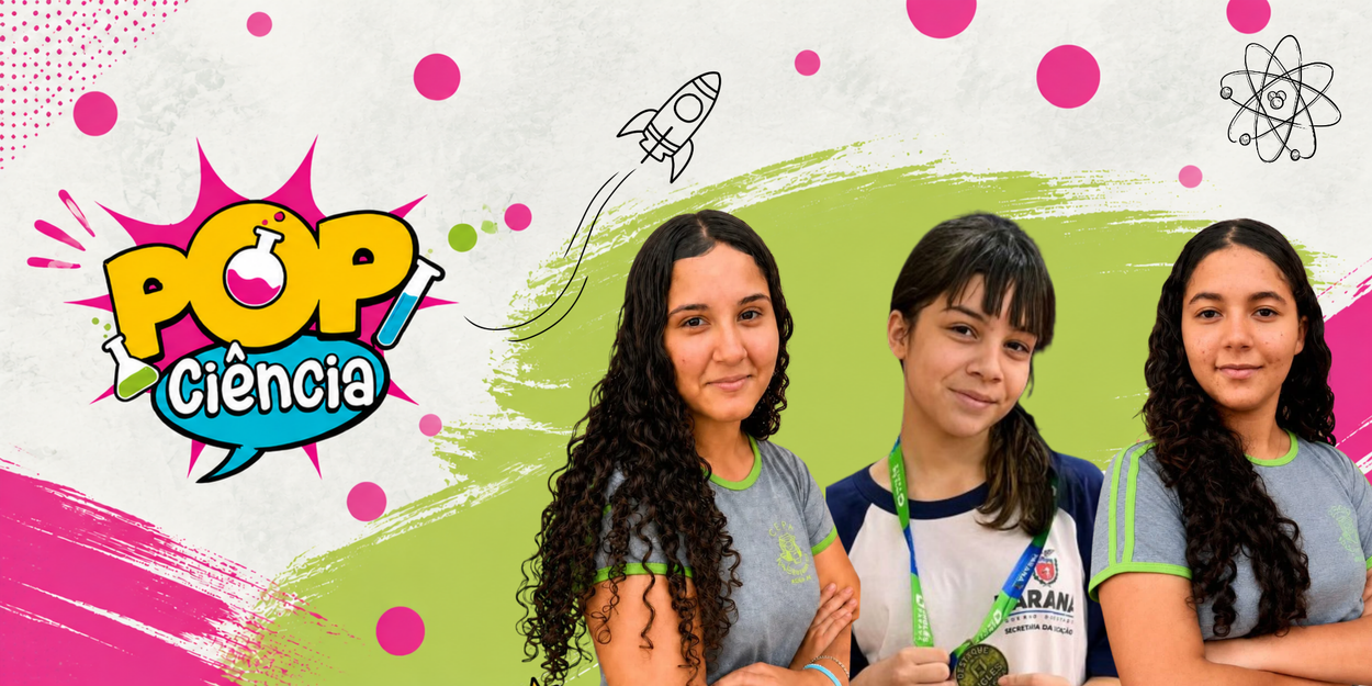 Arte em formato horizontal, com fundo branco texturizado e elementos gráficos nas cores rosa e verde. À esquerda, está o logotipo colorido do Prêmio Pop Ciência. À direita, aparecem três jovens embaixadoras mirins, lado a lado. Ana Beatriz e Talita vestem camisetas cinzas com detalhes verdes, enquanto Mariana, ao centro, usa camiseta branca e azul e exibe uma medalha no peito. Ao fundo, há uma pincelada verde, círculos rosas e ilustrações de um foguete e um átomo, representando a ciência.