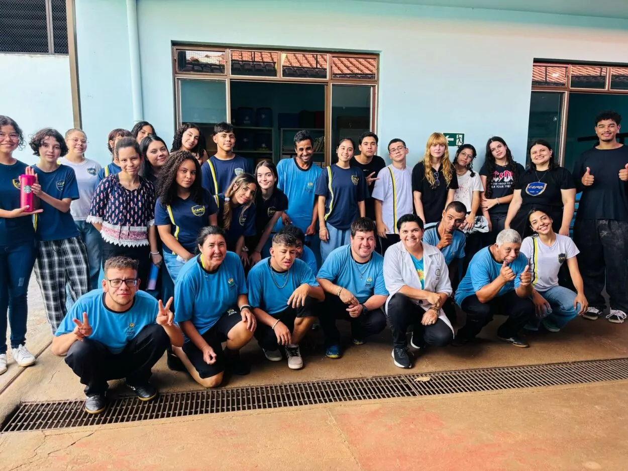 Alunos clubistas visitantes e os alunos da APAE Arapoti que trabalham com papel reciclado (Foto/JulianaCarvalho)