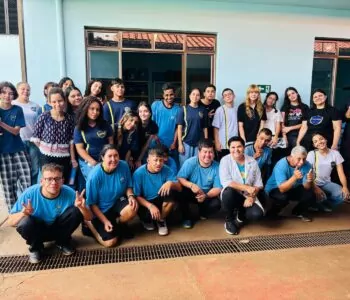 Alunos clubistas visitantes e os alunos da APAE Arapoti que trabalham com papel reciclado (Foto/JulianaCarvalho)
