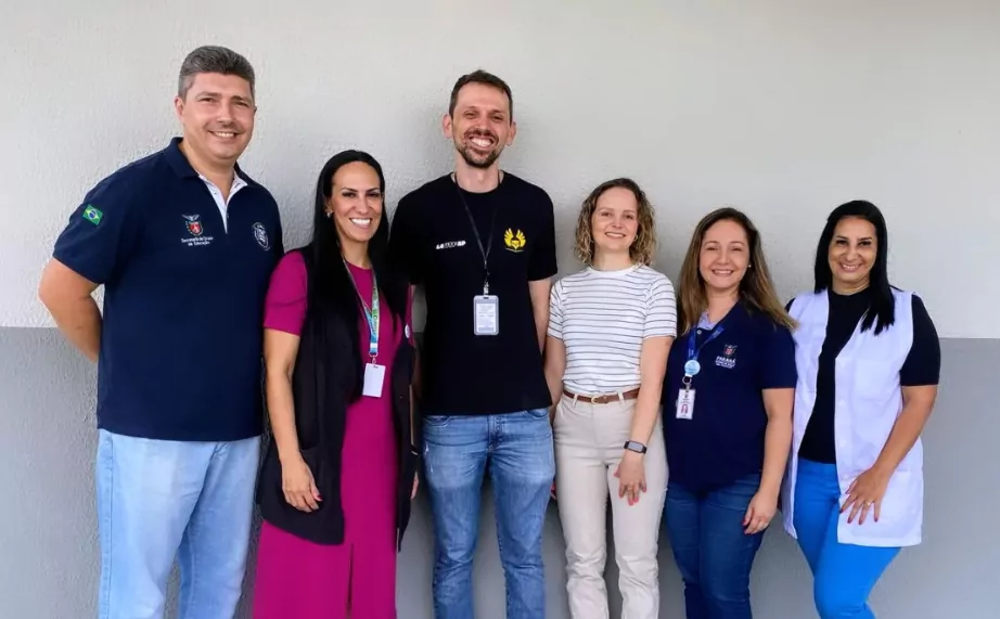 Da esquerda para a direita, os diretores do Colégio Estadual Padre José Canale em Apucarana, os professores do UTFPR, a técnica pedagógica do NRE Apucarana e a coordenadora do Clube Ciências “Fazendo Ciência” (Foto/Márcia Oliveira de Britto)