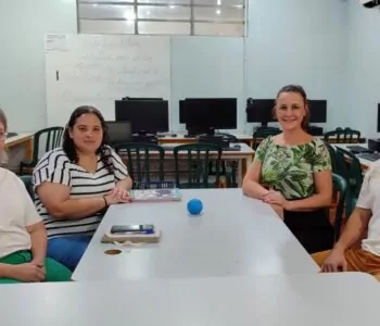 Reunião dos responsáveis pelo projeto do Clube no Colégio Estadual Paulo Freire e a representante da empresa de saneamento da cidade (Foto/Uiara M. Dill)