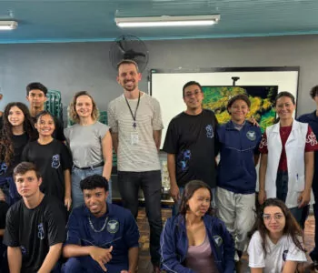 Professor Leandro Vicente Gonçalves coordenador do Clube Aventureiros do Conhecimento e alunos clubistas. (Foto/Leandro V. Gonçalves)