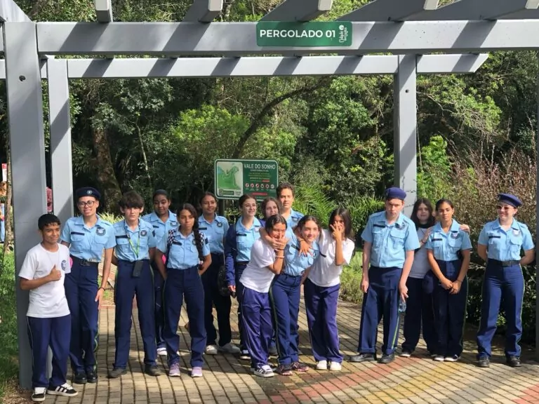 Grupo de estudantes do Colégio Estadual Heitor Rocha Kramer durante visita ao Museu de Ciências Naturais, em Guarapuava (Foto/Arquivo pessoal)