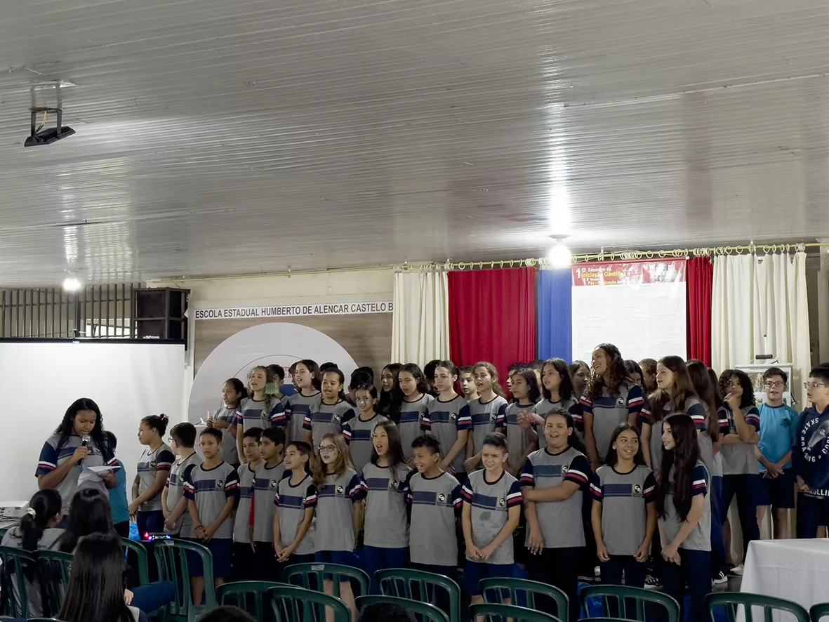 A galeria de fotos mostra momentos da conferência: a abertura na escola; uma pequena caminhada ao ar livre que os alunos fizeram em direção ao Lago Municipal de Borrazópolis; a palestra do estande Qualidade da Água, com a palestrante professora Juliana Furtado; a palestra no estande Coleta Seletiva e Reciclagem, com os representantes da ACAMARB (Associação dos Catadores de Materiais Recicláveis de Borrazópolis); uma foto com os alunos que participaram do estande Biodiversidade na frente do Lago Municipal, onde é possível ver ao fundo a escultura criada pelo artista Roverson Tales Turek, obra feita em cimento que homenageia Dona Bronislava, a antiga parteira do município; uma foto dos alunos que participaram do estande Recuperação de Nascentes.