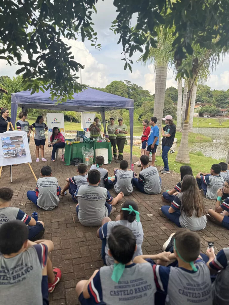 A galeria de fotos mostra momentos da conferência: a abertura na escola; uma pequena caminhada ao ar livre que os alunos fizeram em direção ao Lago Municipal de Borrazópolis; a palestra do estande Qualidade da Água, com a palestrante professora Juliana Furtado; a palestra no estande Coleta Seletiva e Reciclagem, com os representantes da ACAMARB (Associação dos Catadores de Materiais Recicláveis de Borrazópolis); uma foto com os alunos que participaram do estande Biodiversidade na frente do Lago Municipal, onde é possível ver ao fundo a escultura criada pelo artista Roverson Tales Turek, obra feita em cimento que homenageia Dona Bronislava, a antiga parteira do município; uma foto dos alunos que participaram do estande Recuperação de Nascentes.