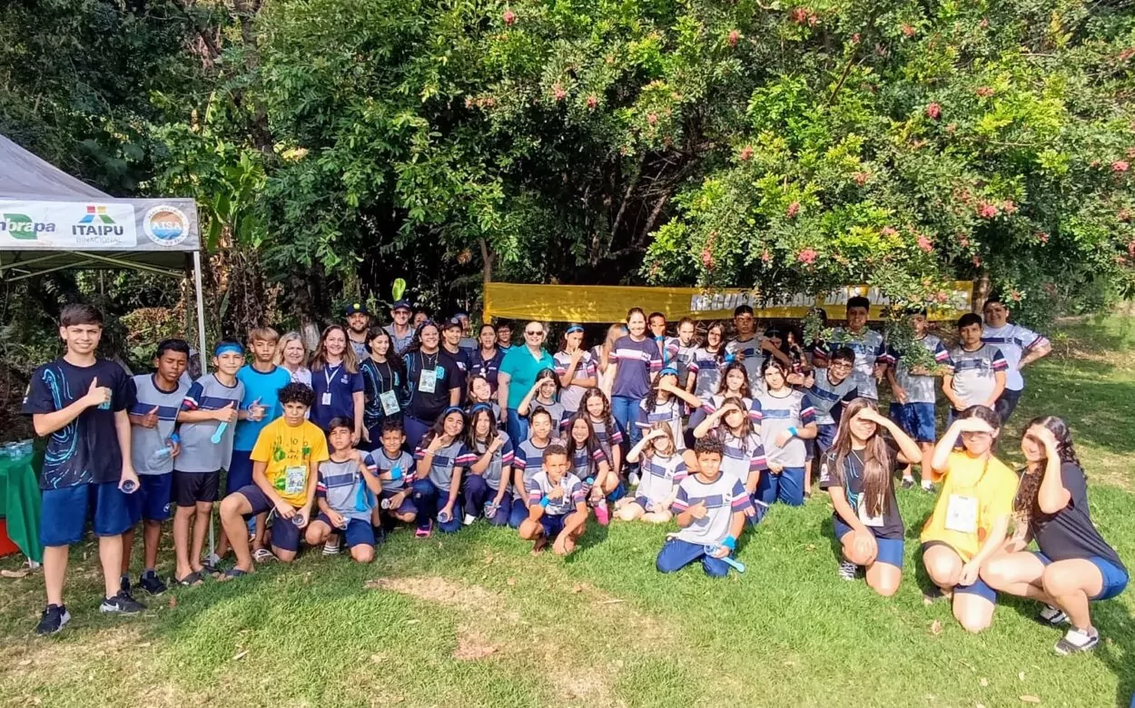 A galeria de fotos mostra momentos da conferência: a abertura na escola; uma pequena caminhada ao ar livre que os alunos fizeram em direção ao Lago Municipal de Borrazópolis; a palestra do estande Qualidade da Água, com a palestrante professora Juliana Furtado; a palestra no estande Coleta Seletiva e Reciclagem, com os representantes da ACAMARB (Associação dos Catadores de Materiais Recicláveis de Borrazópolis); uma foto com os alunos que participaram do estande Biodiversidade na frente do Lago Municipal, onde é possível ver ao fundo a escultura criada pelo artista Roverson Tales Turek, obra feita em cimento que homenageia Dona Bronislava, a antiga parteira do município; uma foto dos alunos que participaram do estande Recuperação de Nascentes.
