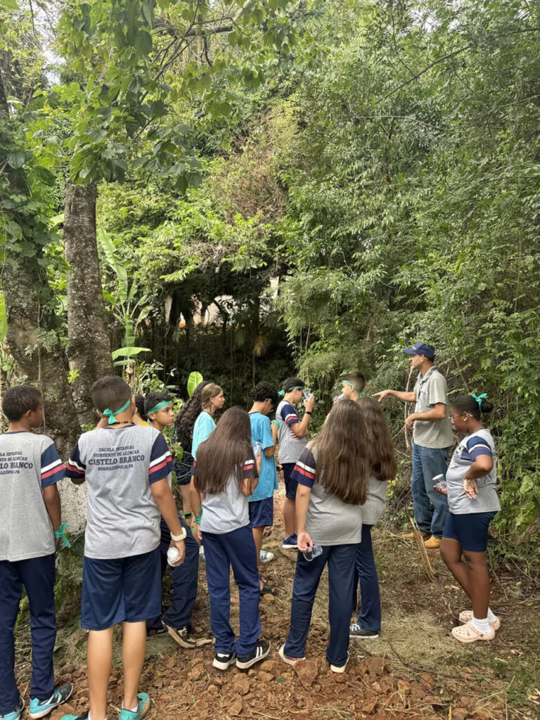 A galeria de fotos mostra momentos da conferência: a abertura na escola; uma pequena caminhada ao ar livre que os alunos fizeram em direção ao Lago Municipal de Borrazópolis; a palestra do estande Qualidade da Água, com a palestrante professora Juliana Furtado; a palestra no estande Coleta Seletiva e Reciclagem, com os representantes da ACAMARB (Associação dos Catadores de Materiais Recicláveis de Borrazópolis); uma foto com os alunos que participaram do estande Biodiversidade na frente do Lago Municipal, onde é possível ver ao fundo a escultura criada pelo artista Roverson Tales Turek, obra feita em cimento que homenageia Dona Bronislava, a antiga parteira do município; uma foto dos alunos que participaram do estande Recuperação de Nascentes.