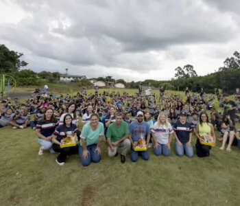 Alunos, professores e palestrantes reunidos para uma foto geral no gramado ao redor do Lago Municipal (Foto/Heloisa Coleta)