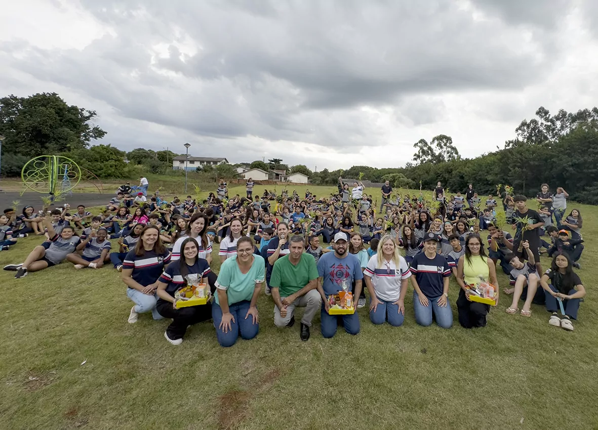 Alunos, professores e palestrantes reunidos para uma foto geral no gramado ao redor do Lago Municipal (Foto/Heloisa Coleta)