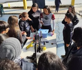 Estudantes se reúnem no pátio do Colégio Alfredo Parodi para conhecerem a impressora 3D (Foto/Valentina Kobus)