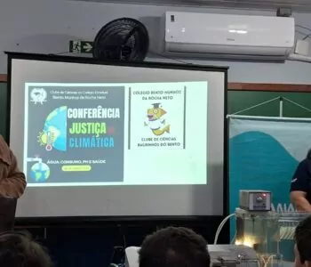 Alunos e educadoras do Colégio Estadual Bento Munhoz da Rocha Neto participam ativamente da apresentação dos Clubes de Ciências, discutindo o tema “Água: Consumo, pH e Saúde” (Foto/Arquivo pessoal)