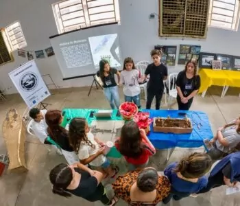 Alunos apresentaram o projeto realizado pelo Clube Eco Historiadores (Foto: Unespar/Paranavaí)