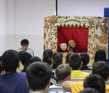 Durante a apresentação do teatro para os alunos do Colégio Municipal Dr. Vicente Machado, de Castro  (Foto/Talula)