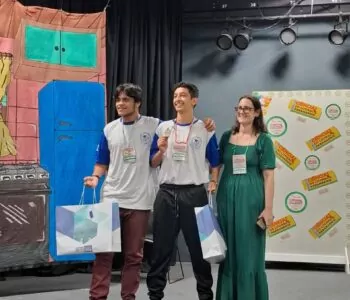 Professora Andreia Petruy celebra a conquista dos alunos na Feira de Ciências do Litoral Paranaense. (Foto: Arquivo pessoal)