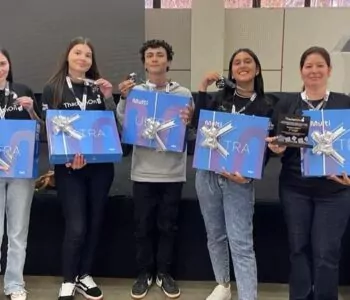 Equipe vencedora durante a premiação do ThackathOn 2025 (Foto/Arquivo Pessoal)