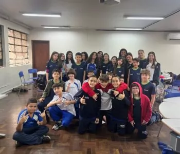 Os estudantes e a professora do Clube Paulo Sérgio Bretones. (Foto /Ana Carolina Arenso Barbosa)