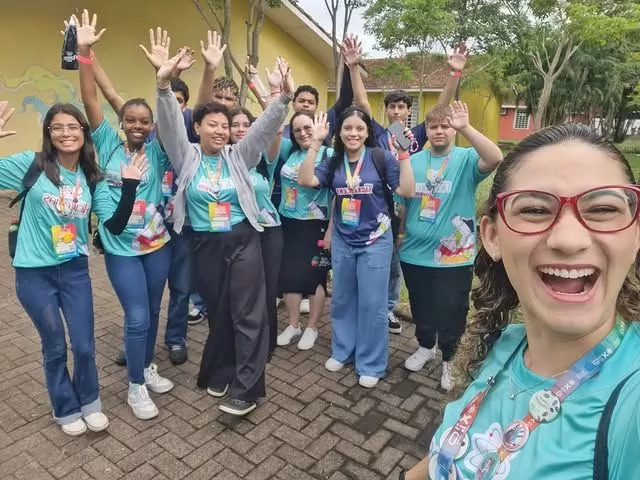 Clubistas posam alegres para foto na FIciências 2024 (Foto/Arquivo pessoal).