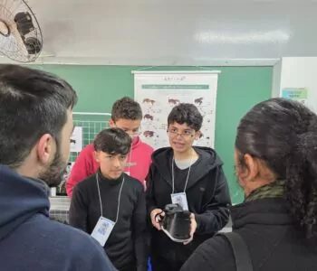 Clubistas do Colégio Estadual Professor Pedro Carli, de Guarapuava, apresentam o trabalho "Jataí: um dia na vida de uma abelha-operária: 360º de realidade virtual para conscientização climática", durante a I Feira Itinerante das Escolas do NRE de Guarapuava (Fieg) (Foto/Thiago de Oliveira)