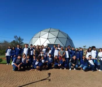 Clube de Ciências Ecoarte Lucy posa em frente ao Planetário UENP (Foto/Ana C. Amaral)