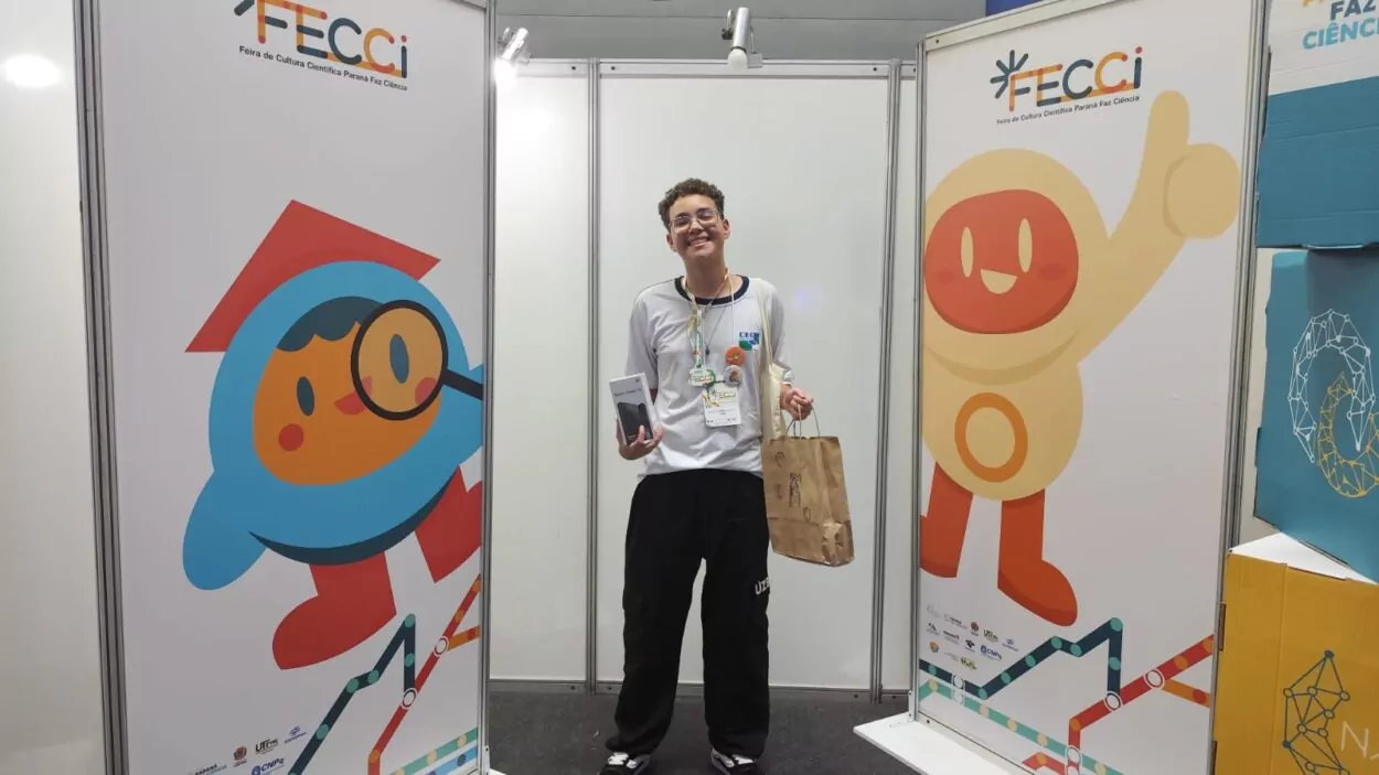 #paratodosverem Na foto da capa é possível perceber a alegria do estudante Mateus Henrique Kailes de Souza de Cascavel, que conquistou 3º lugar na área da Saúde na FECCI com projeto sobre panquecas nutritivas. Na foto ele segura seu prêmio com a mão esquerda e na outra mão a direita, ele segura uma sacola. É possível perceber a felicidade do aluno que ganhou destaque na Feira de Ciências (FECCI), pelo reconhecimento de seu empenho e dedicação no projeto sobre panquecas nutritivas, para ele a experiência foi incrível e inesquecível, pode aprimorar o seu próprio trabalho a partir da experiência que teve com os outros.