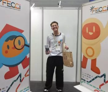 Clubista Mateus Henrique Kailes de Souza exibe os prêmios conquistados na FECCI (Foto/Arquivo pessoal)