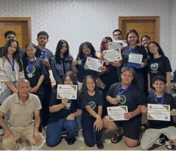 Integrantes do clube exibem certificados de reconhecimento público (Foto/Elaine Correa)