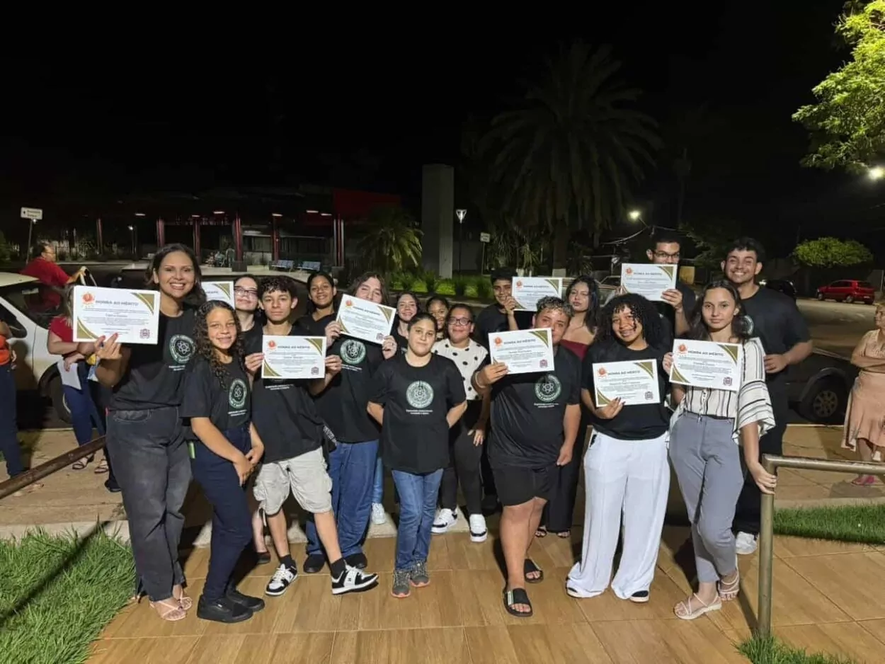 A galeria mostra momentos da entrega de certificados aos alunos do Colégio Estadual João Paulo I, da cidade de Bom Sucesso (PR). A homenagem aconteceu em uma sessão da Câmara Municipal, realizada em uma sala com cadeiras enfileiradas para o público em geral, caixas de som, microfones, bandeiras e mesas com identificações das autoridades presentes.