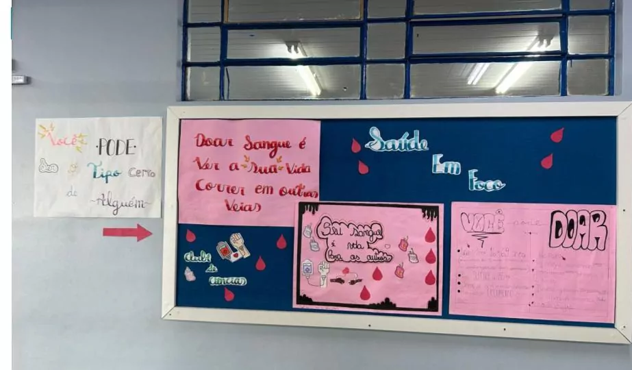 A galeria registra momentos da Culminância do Colégio Estadual Guilherme de Almeida, em Santa Izabel do Oeste (PR). Em um auditório com carteiras enfileiradas, palco, cortinas e projetor, professores e clubistas apresentam os projetos desenvolvidos ao longo do ano de 2025. Há, ainda, imagens de um panfleto intitulado 'Agrotóxicos e o Câncer de Mama' e outros momentos marcantes do clube.