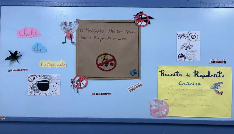 A galeria registra momentos da Culminância do Colégio Estadual Guilherme de Almeida, em Santa Izabel do Oeste (PR). Em um auditório com carteiras enfileiradas, palco, cortinas e projetor, professores e clubistas apresentam os projetos desenvolvidos ao longo do ano de 2025. Há, ainda, imagens de um panfleto intitulado 'Agrotóxicos e o Câncer de Mama' e outros momentos marcantes do clube.