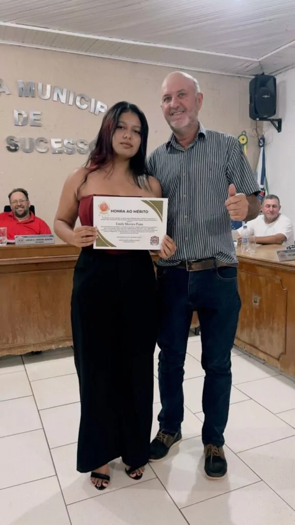 A galeria mostra momentos da entrega de certificados aos alunos do Colégio Estadual João Paulo I, da cidade de Bom Sucesso (PR). A homenagem aconteceu em uma sessão da Câmara Municipal, realizada em uma sala com cadeiras enfileiradas para o público em geral, caixas de som, microfones, bandeiras e mesas com identificações das autoridades presentes.