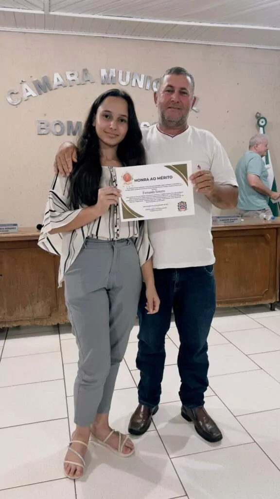 A galeria mostra momentos da entrega de certificados aos alunos do Colégio Estadual João Paulo I, da cidade de Bom Sucesso (PR). A homenagem aconteceu em uma sessão da Câmara Municipal, realizada em uma sala com cadeiras enfileiradas para o público em geral, caixas de som, microfones, bandeiras e mesas com identificações das autoridades presentes.