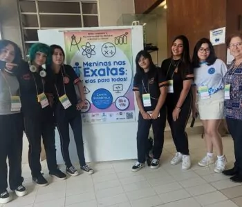 Integrantes do Clube Little Scientist participaram do evento com oficina de minifoguetes. (Foto/Valentina Kobus) 